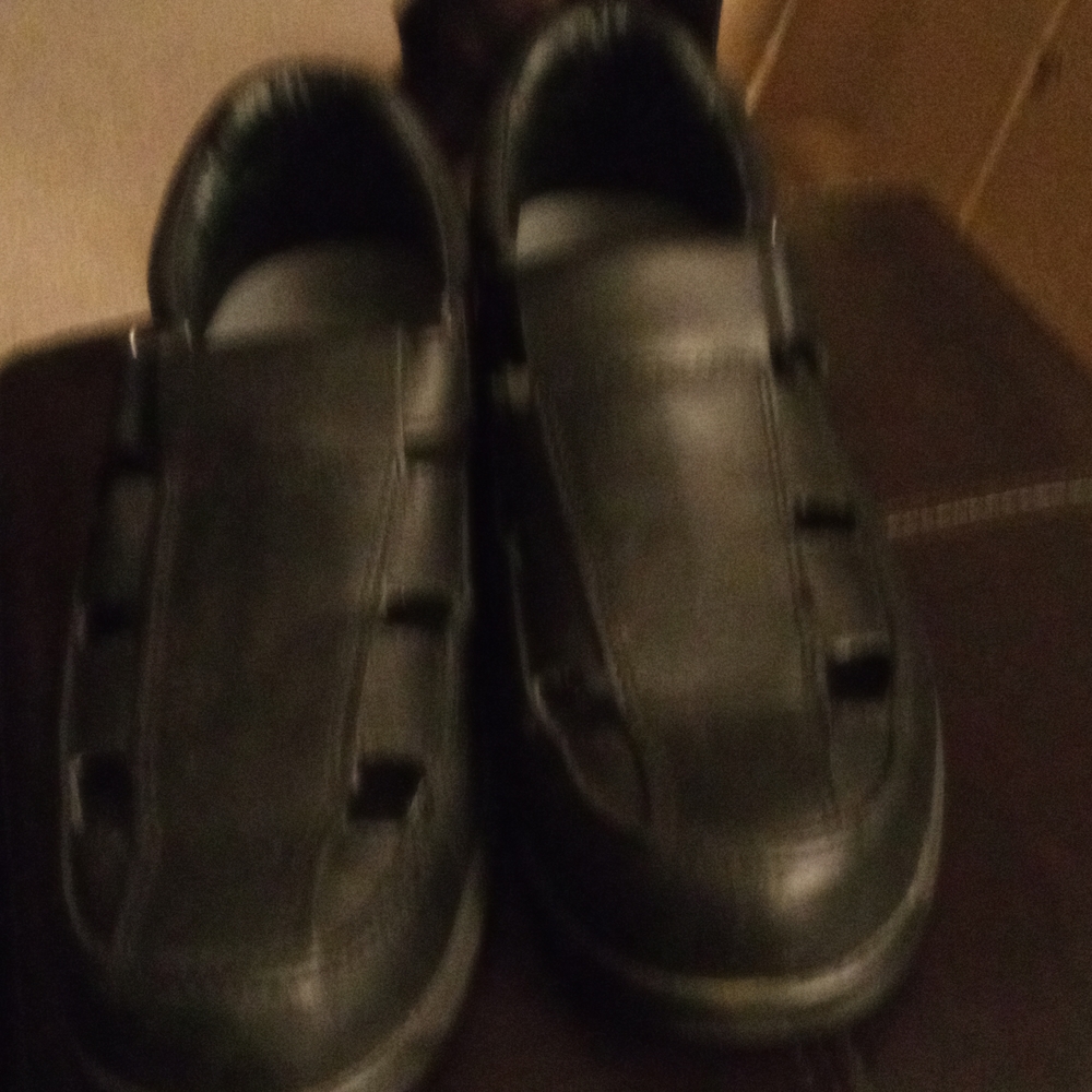 Men's black toe in sandals size 9D.
